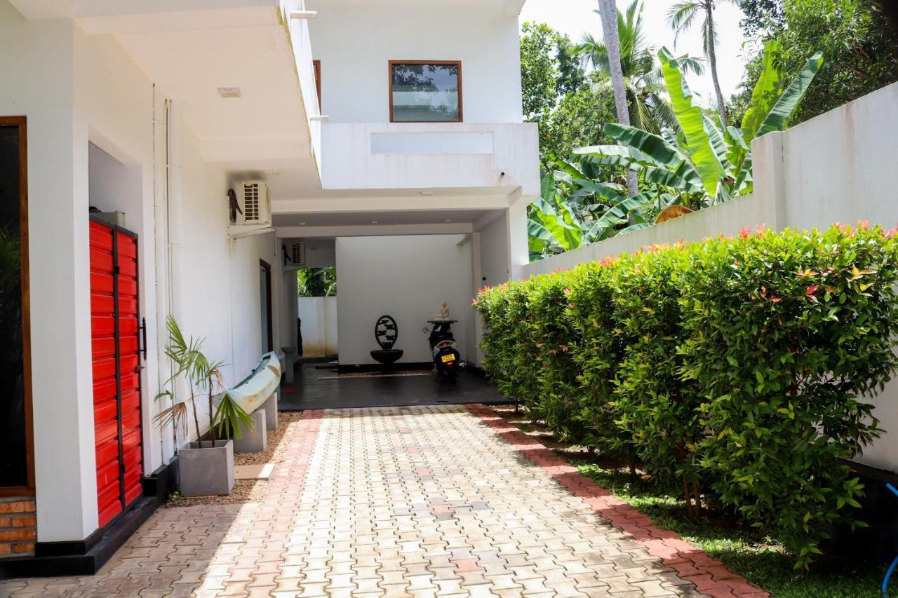 Villa Red Pool Хиккадува Экстерьер фото