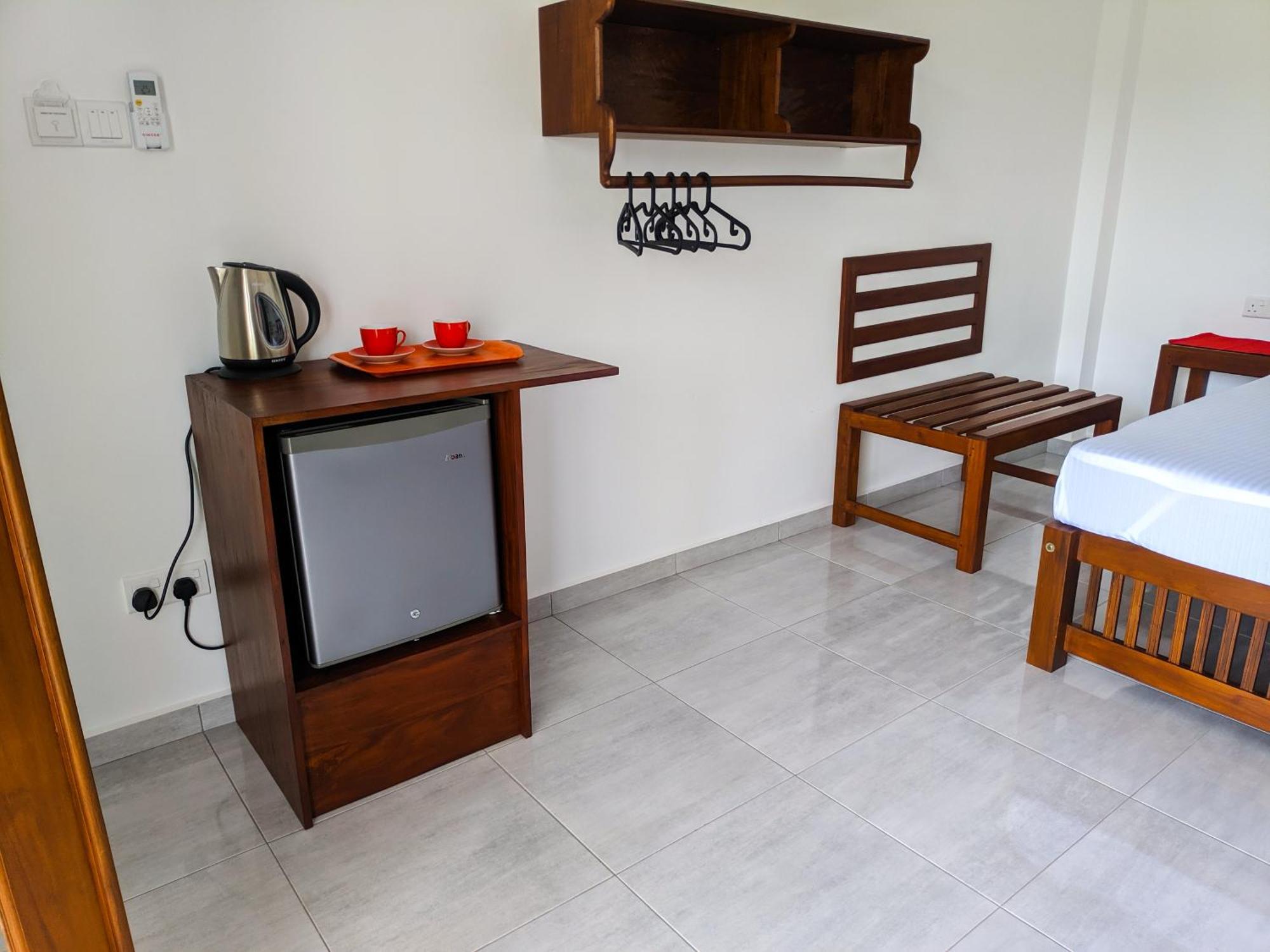 Villa Red Pool Хиккадува Экстерьер фото