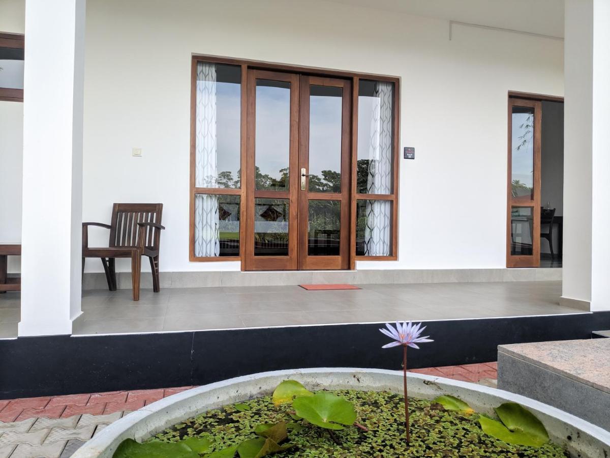 Villa Red Pool Хиккадува Экстерьер фото